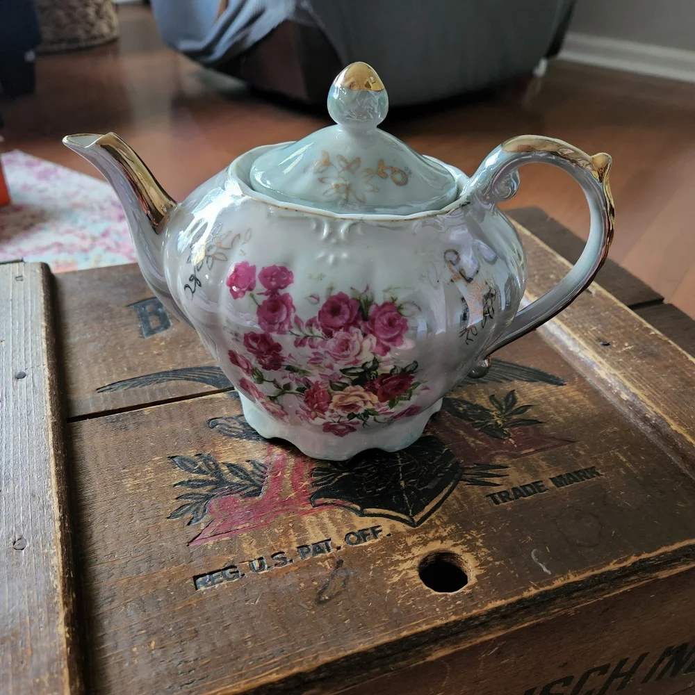 Vintage Mid-century Japanese Porcelain musical teapot. Gold Trimmed